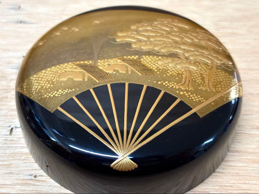 Maki-e Lacquer Hira-Natsume by Kiyose Ikkō — Fan Shiogama Motif Kin-Sunago Interior