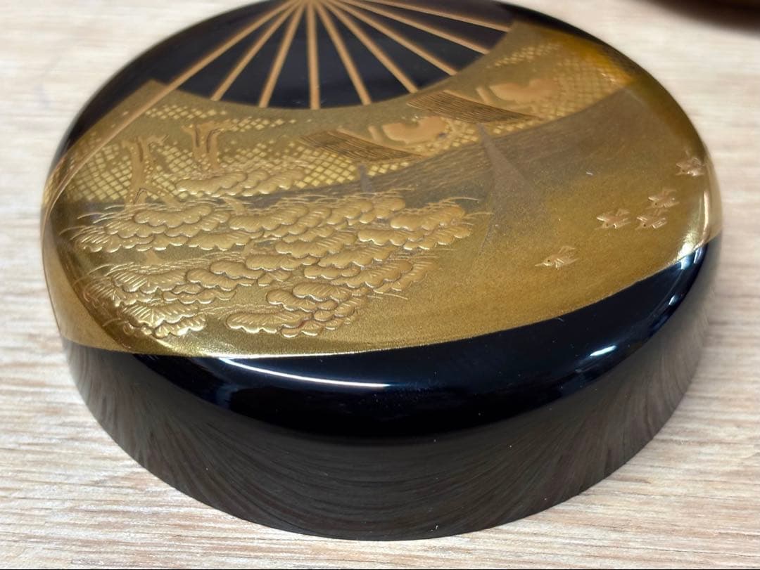 Maki-e Lacquer Hira-Natsume by Kiyose Ikkō — Fan Shiogama Motif Kin-Sunago Interior