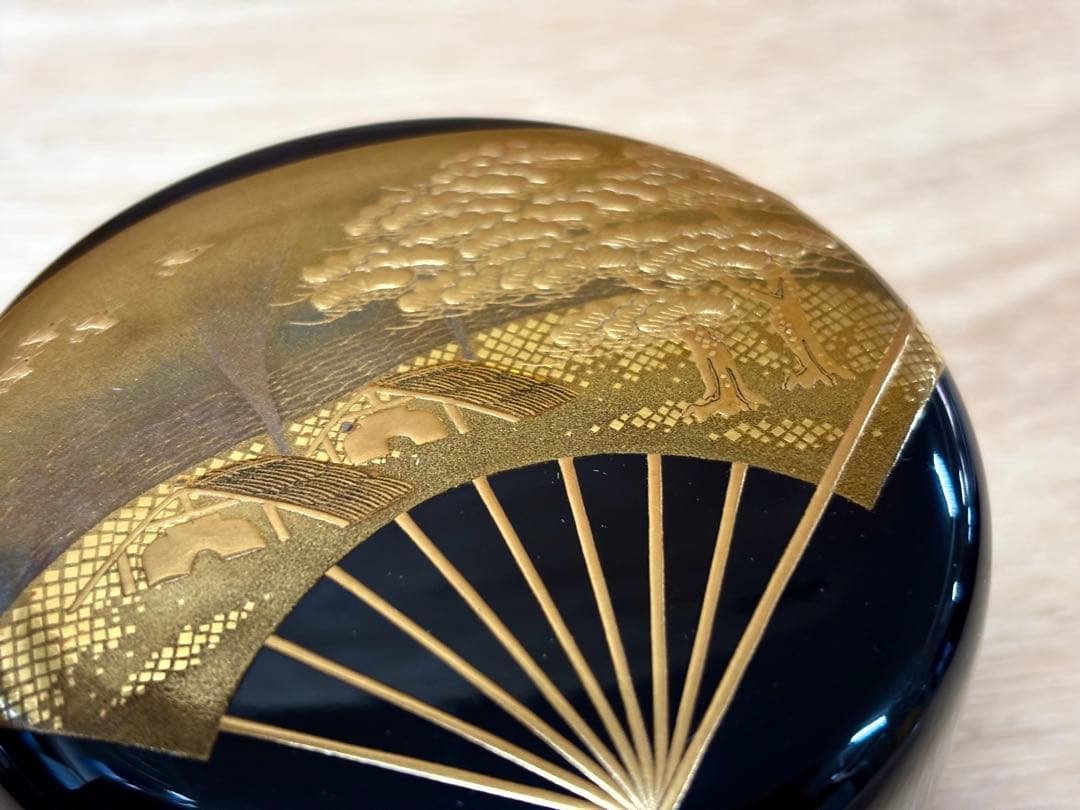 Maki-e Lacquer Hira-Natsume by Kiyose Ikkō — Fan Shiogama Motif Kin-Sunago Interior