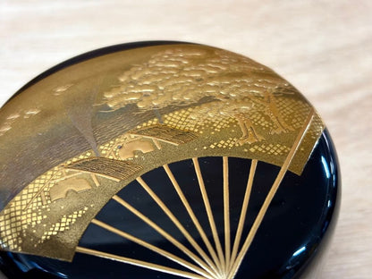 Maki-e Lacquer Hira-Natsume by Kiyose Ikkō — Fan Shiogama Motif Kin-Sunago Interior
