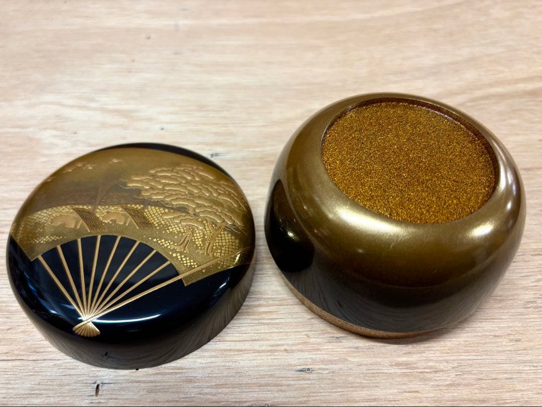 Maki-e Lacquer Hira-Natsume by Kiyose Ikkō — Fan Shiogama Motif Kin-Sunago Interior