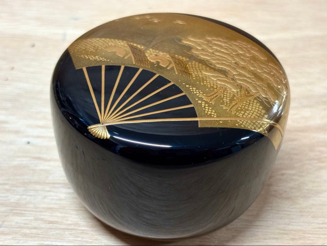 Maki-e Lacquer Hira-Natsume by Kiyose Ikkō — Fan Shiogama Motif Kin-Sunago Interior