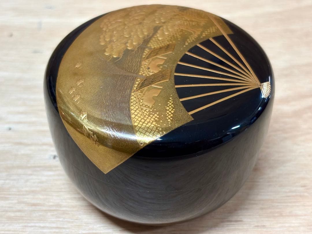 Maki-e Lacquer Hira-Natsume by Kiyose Ikkō — Fan Shiogama Motif Kin-Sunago Interior