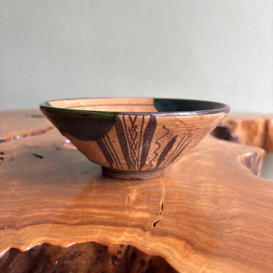 E-Oribe Hira Chawan Japanese Matcha Tea Bowl — Iron Brush Reed Motif, Green Copper Glaze, Mino Ware Studio Pottery
