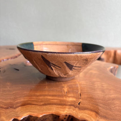 E-Oribe Hira Chawan Japanese Matcha Tea Bowl — Iron Brush Reed Motif, Green Copper Glaze, Mino Ware Studio Pottery
