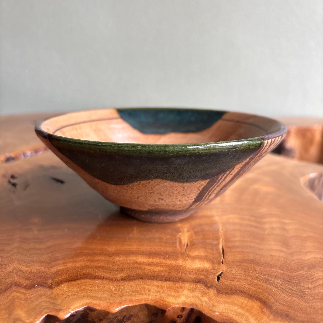 E-Oribe Hira Chawan Japanese Matcha Tea Bowl — Iron Brush Reed Motif, Green Copper Glaze, Mino Ware Studio Pottery