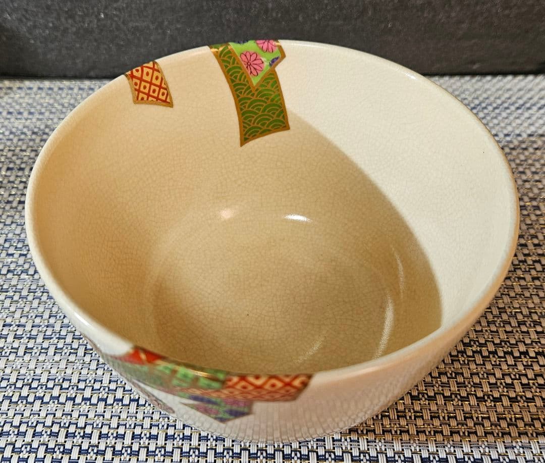 Nishio Zuiho Kinran-iro-e Noshi Design Tea Bowl — Kyo-yaki Chawan