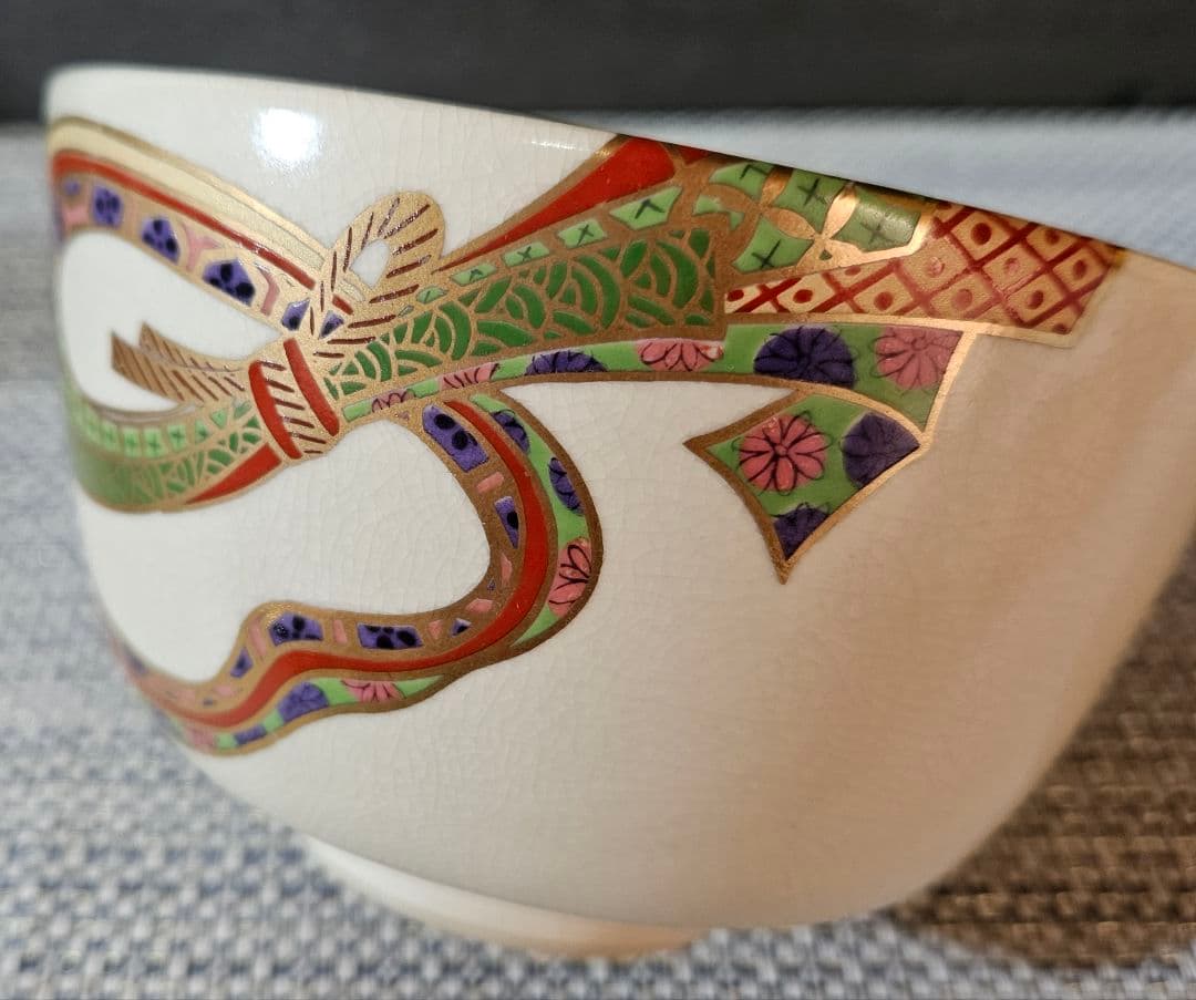Nishio Zuiho Kinran-iro-e Noshi Design Tea Bowl — Kyo-yaki Chawan