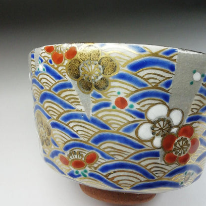 Kenzan Plum Blossom Tea Bowl by Omuro-gama - Seigaiha Gold