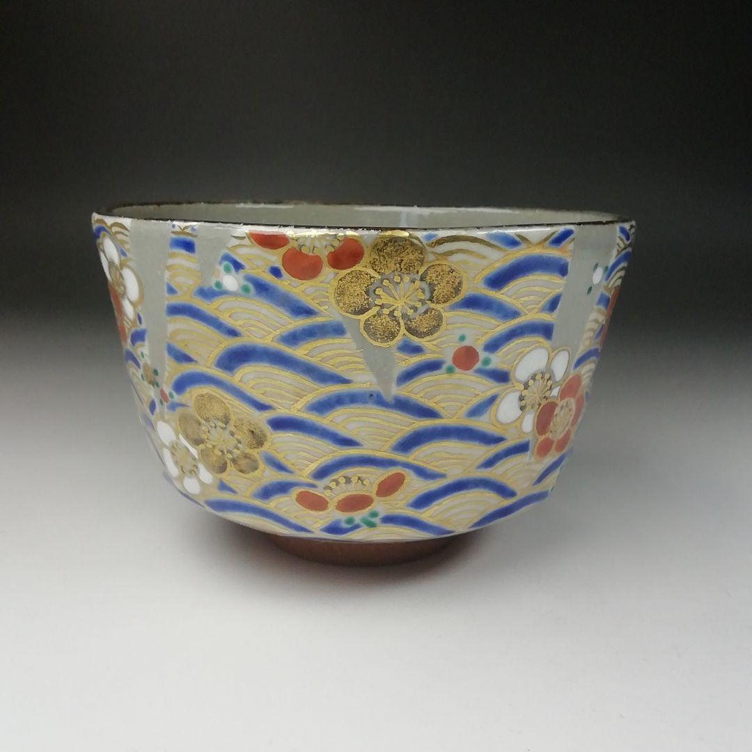 Kenzan Plum Blossom Tea Bowl by Omuro-gama - Seigaiha Gold