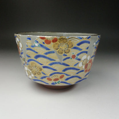Kenzan Plum Blossom Tea Bowl by Omuro-gama - Seigaiha Gold