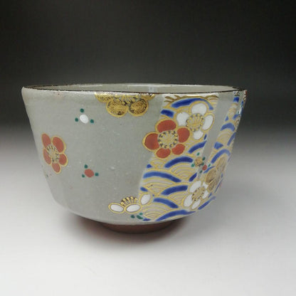 Kenzan Plum Blossom Tea Bowl by Omuro-gama - Seigaiha Gold