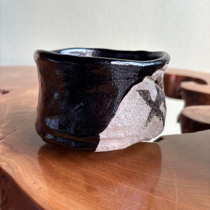 Kuro-Oribe Tea Bowl Aoba-kaze by Junri — Black Glaze Wabi Chawan