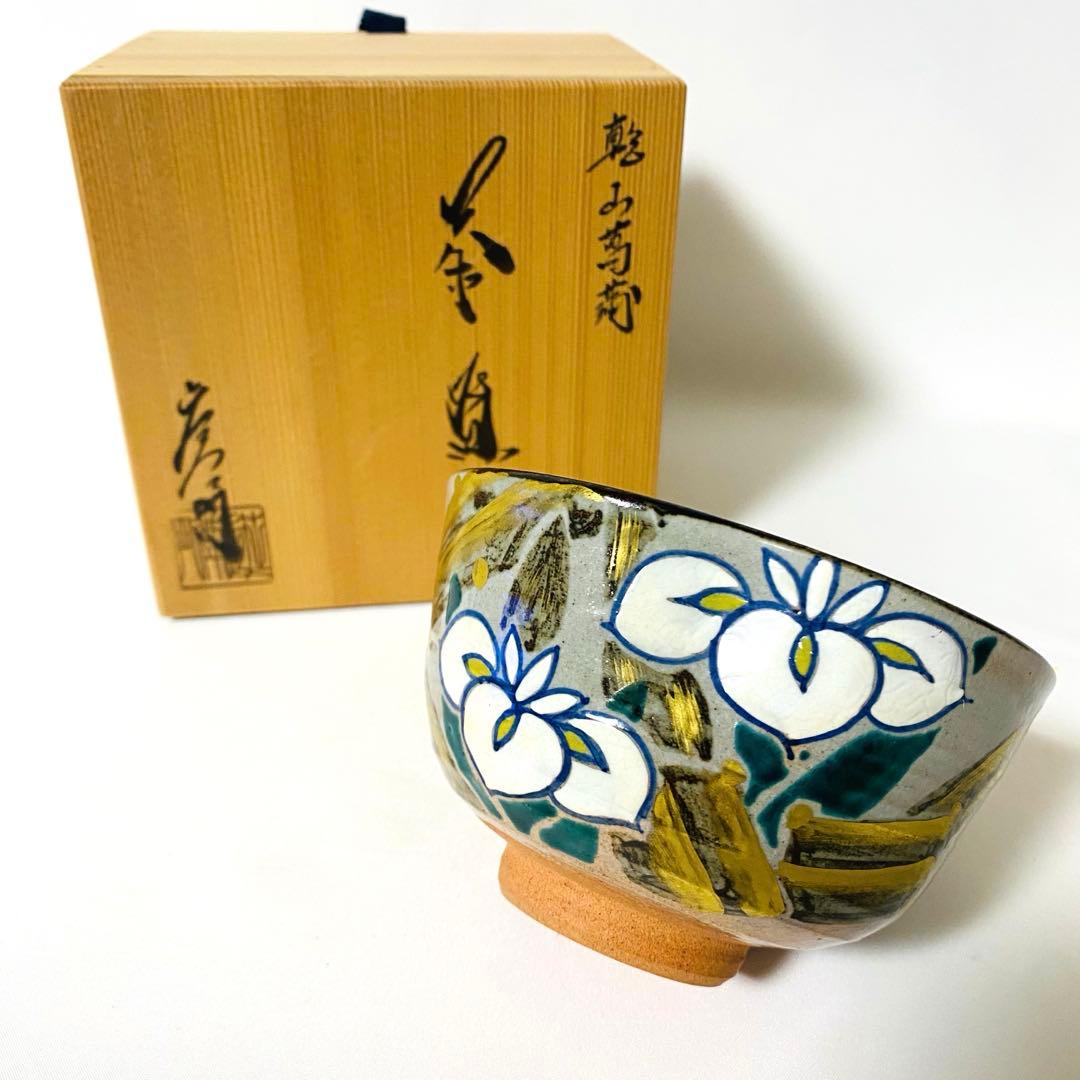 Oshikoji-yaki White Flower Matcha Bowl by Shozaemon, Gold Accents