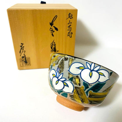 Oshikoji-yaki White Flower Matcha Bowl by Shozaemon, Gold Accents