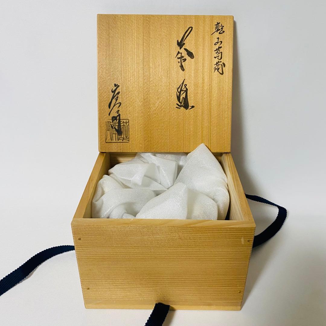 Oshikoji-yaki White Flower Matcha Bowl by Shozaemon, Gold Accents