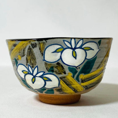 Oshikoji-yaki White Flower Matcha Bowl by Shozaemon, Gold Accents