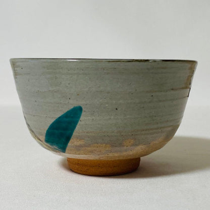 Oshikoji-yaki White Flower Matcha Bowl by Shozaemon, Gold Accents