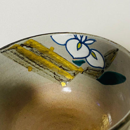 Oshikoji-yaki White Flower Matcha Bowl by Shozaemon, Gold Accents