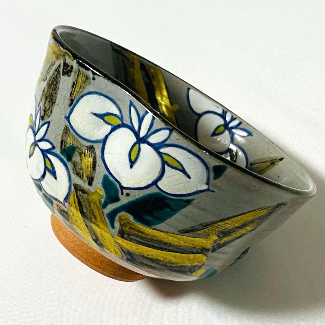 Oshikoji-yaki White Flower Matcha Bowl by Shozaemon, Gold Accents