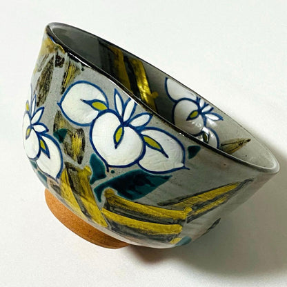 Oshikoji-yaki White Flower Matcha Bowl by Shozaemon, Gold Accents