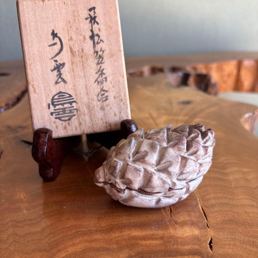 Notomi Touun Hagi Ware Pine Cone Kogo — Sculptural Matsukasa Form, Tomobako | 納富鳥雲造 萩焼松笠香合