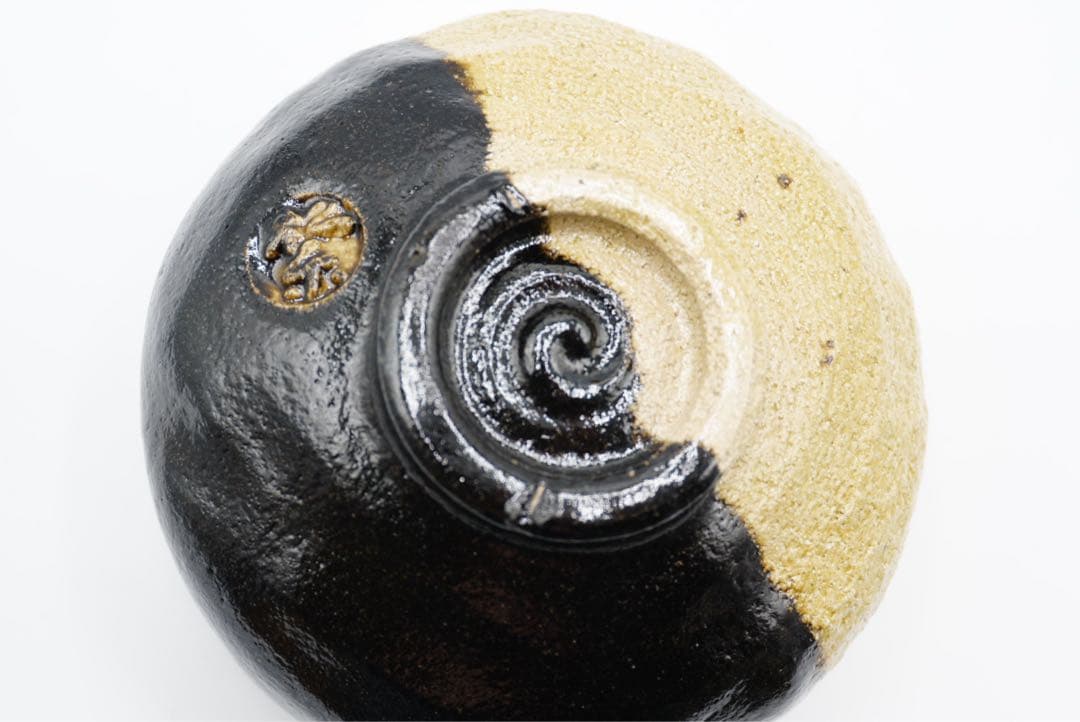 Split Black and Gold Raku Tea Bowl 'Zuiun' by Shoraku III - Two-Tone Kyoto Chawan