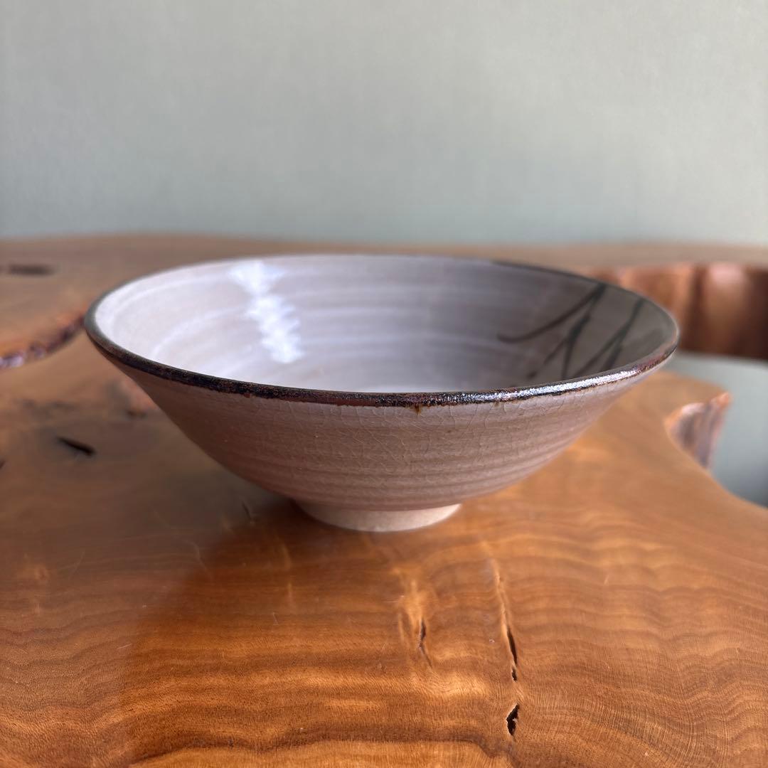 Karatsu-yaki Flat Tea Bowl by 3rd Generation Kinsaku — Iron-Painted Bamboo Grass, Hira-chawan