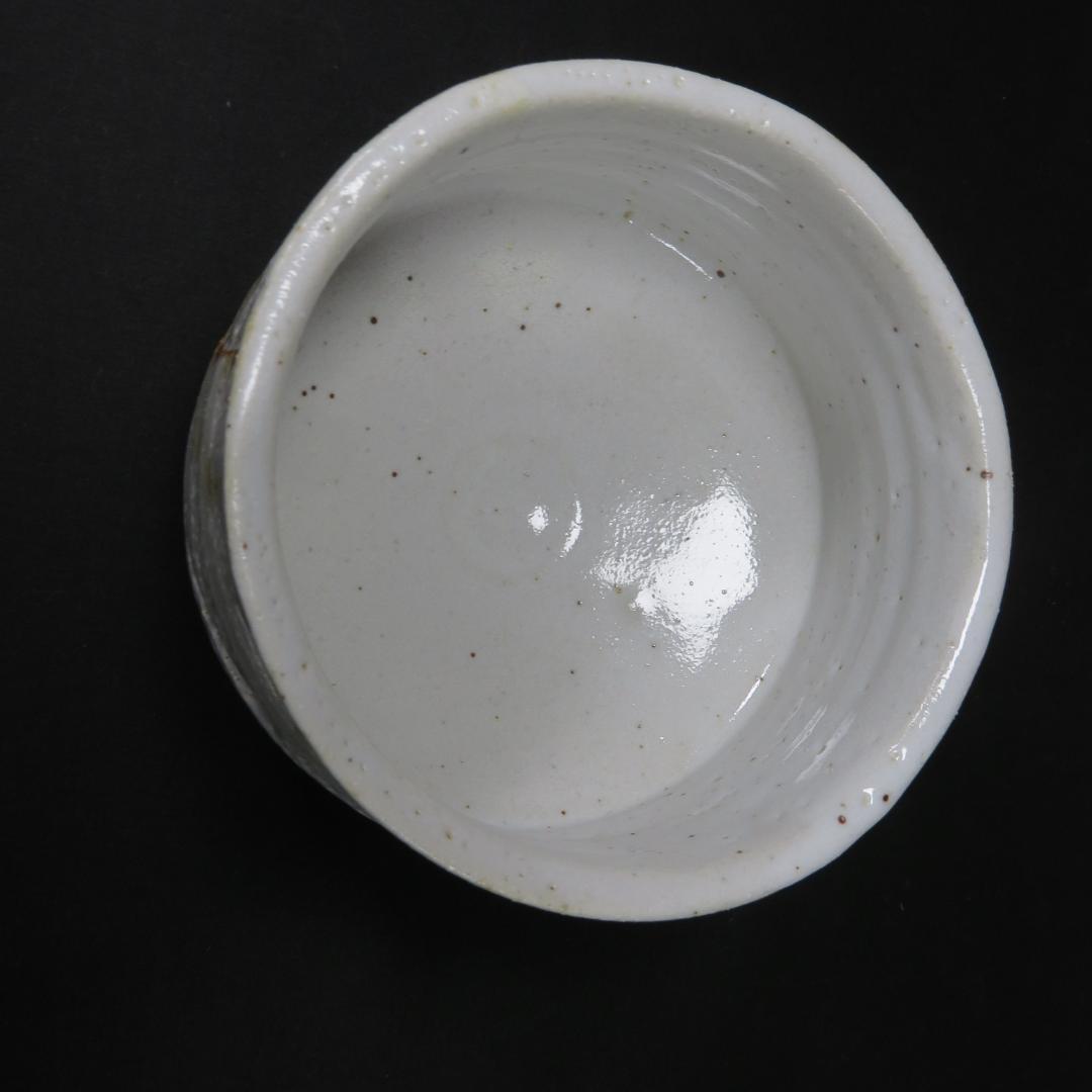 Keizan Shirashi-gata Chawan — White Glaze Tea Bowl with Iron Brush Markings, Tomobako