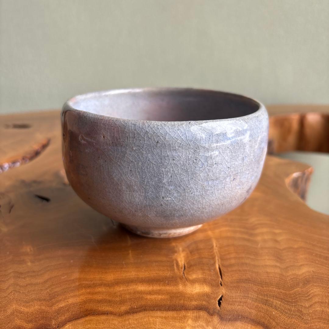 Kohiki Matcha Bowl by Okicho Junji — Ash-Lavender Crawl Glaze, Wabi, Tomobako