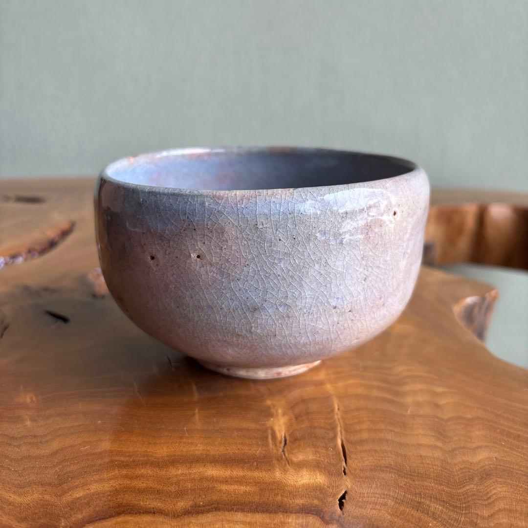 Kohiki Matcha Bowl by Okicho Junji — Ash-Lavender Crawl Glaze, Wabi, Tomobako