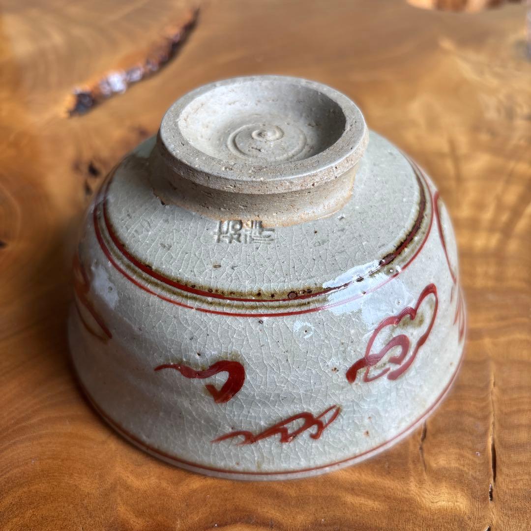 Akae Matcha Bowl by Kisho — Bold Red Overglaze Flower and Calligraphy Motif on White Ground