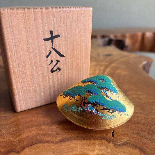 Hayashi Mikiko Kogo Incense Container — Juhakko Pine Maki-e on Gold, Clam Form, Signed Box | Kyoto Lacquer Art, Tea Ceremony