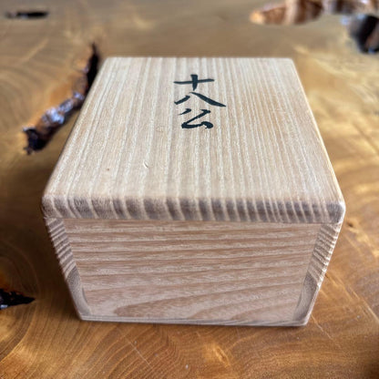 Hayashi Mikiko Kogo Incense Container — Juhakko Pine Maki-e on Gold, Clam Form, Signed Box | Kyoto Lacquer Art, Tea Ceremony