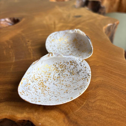 Hayashi Mikiko Kogo Incense Container — Juhakko Pine Maki-e on Gold, Clam Form, Signed Box | Kyoto Lacquer Art, Tea Ceremony