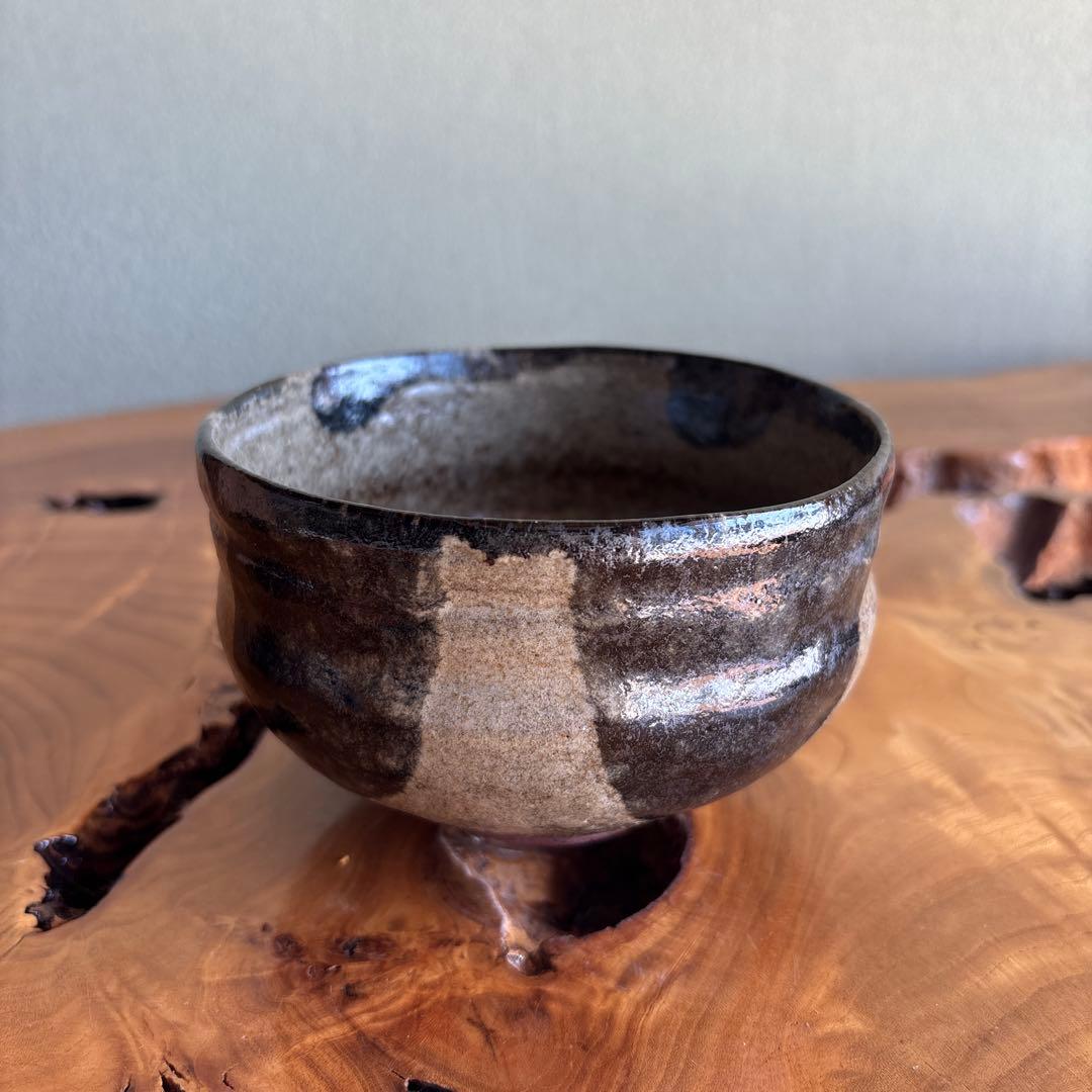 Heian Shosho Matcha Bowl Black Glaze with Exposed Clay Landscape