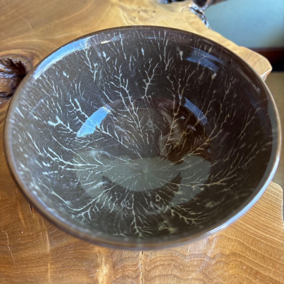Utsutsu-gawa-yaki Tea Bowl by Yokoishi Gagyu — White Heron Inlay, Nagasaki Ceramic Tradition
