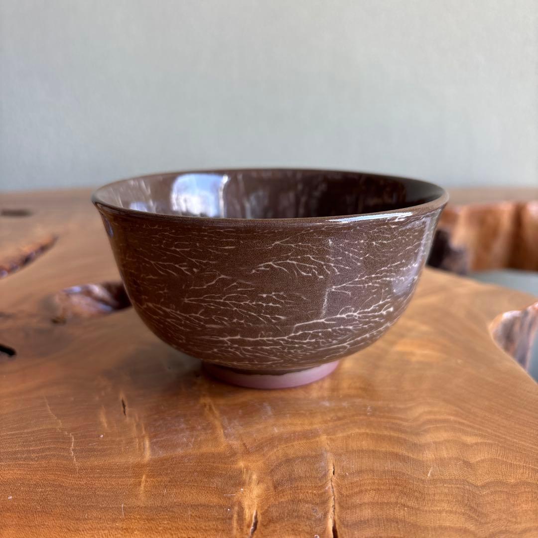 Utsutsu-gawa-yaki Tea Bowl by Yokoishi Gagyu — White Heron Inlay, Nagasaki Ceramic Tradition