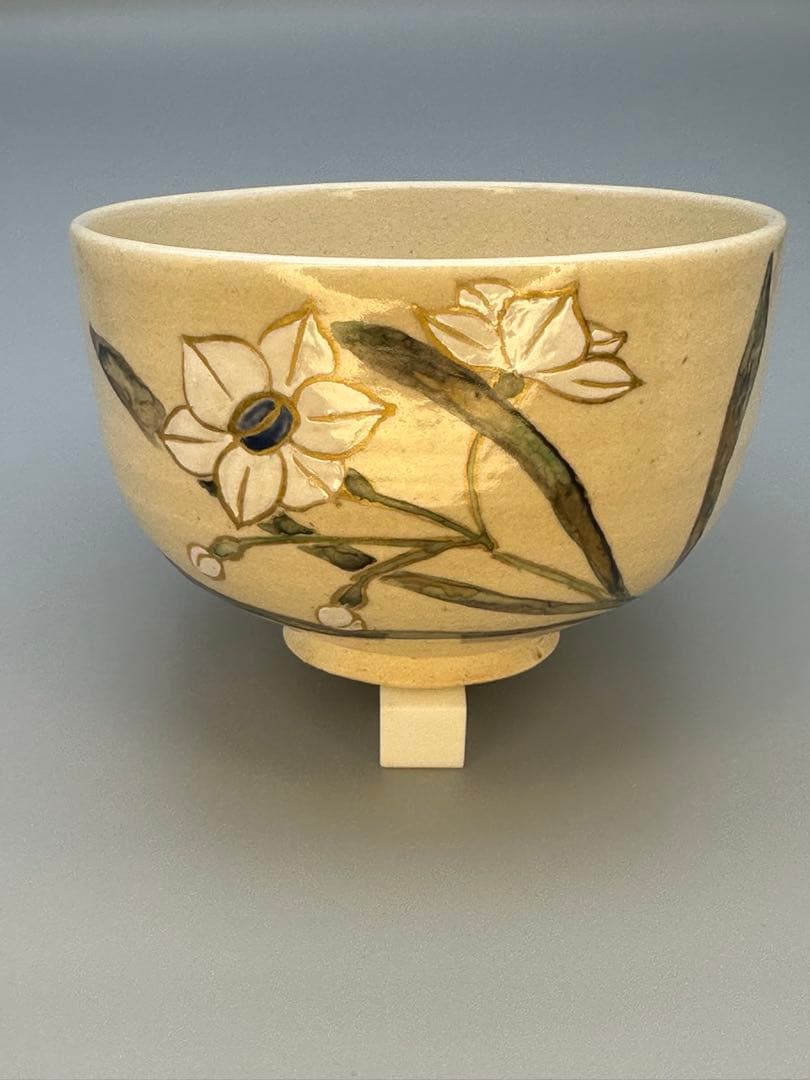 Ogata Shuhei Narcissus Iro-e Tea Bowl — Kyo-yaki Suisen Chawan from the Kenzan Lineage