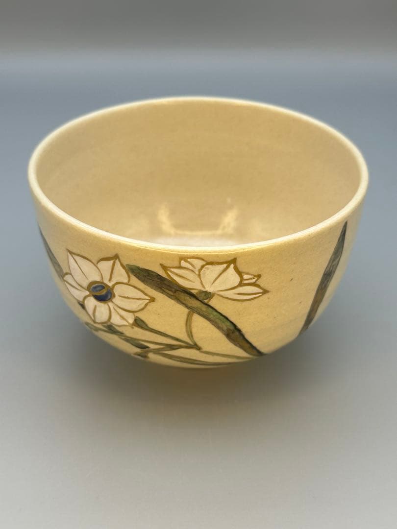 Ogata Shuhei Narcissus Iro-e Tea Bowl — Kyo-yaki Suisen Chawan from the Kenzan Lineage