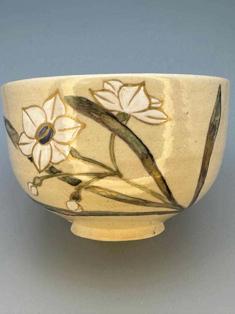 Ogata Shuhei Narcissus Iro-e Tea Bowl — Kyo-yaki Suisen Chawan from the Kenzan Lineage
