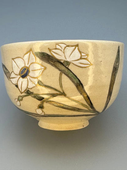Ogata Shuhei Narcissus Iro-e Tea Bowl — Kyo-yaki Suisen Chawan from the Kenzan Lineage