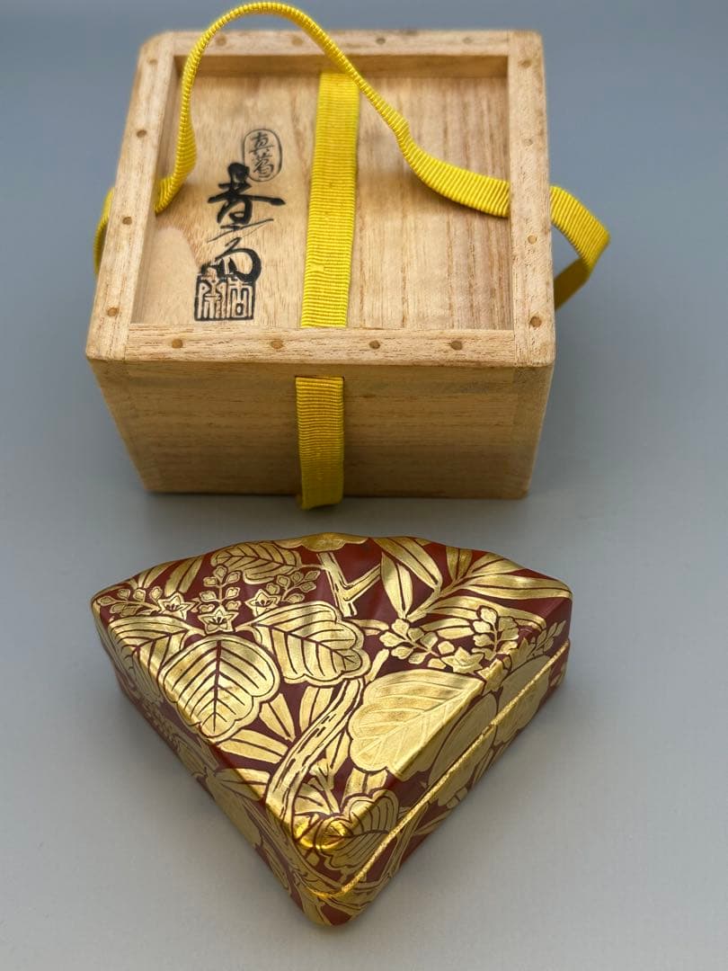 Makuzu Kosai Fan-Shaped Kogo — Gold-Painted Incense Container