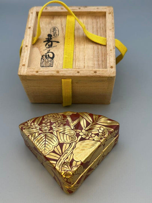 Makuzu Kosai Fan-Shaped Kogo — Gold-Painted Incense Container