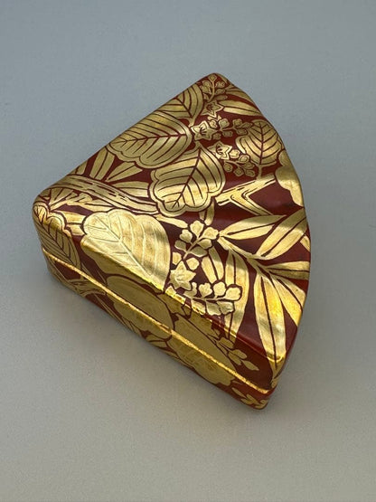 Makuzu Kosai Fan-Shaped Kogo — Gold-Painted Incense Container