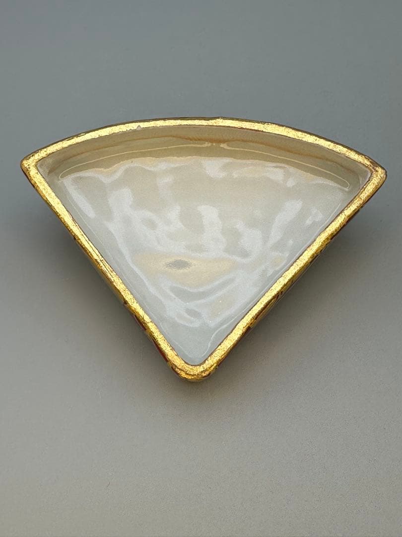 Makuzu Kosai Fan-Shaped Kogo — Gold-Painted Incense Container