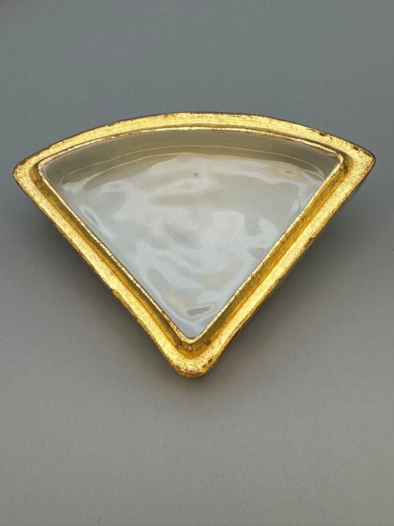 Makuzu Kosai Fan-Shaped Kogo — Gold-Painted Incense Container