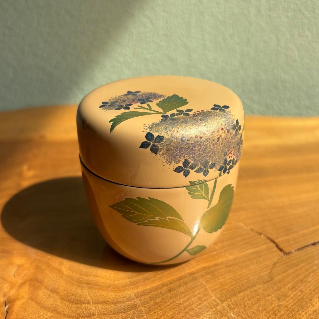 Wajima Lacquer Natsume Tea Caddy with Hydrangea Maki-e by Nakade Shohou — White Ground, Tomobako