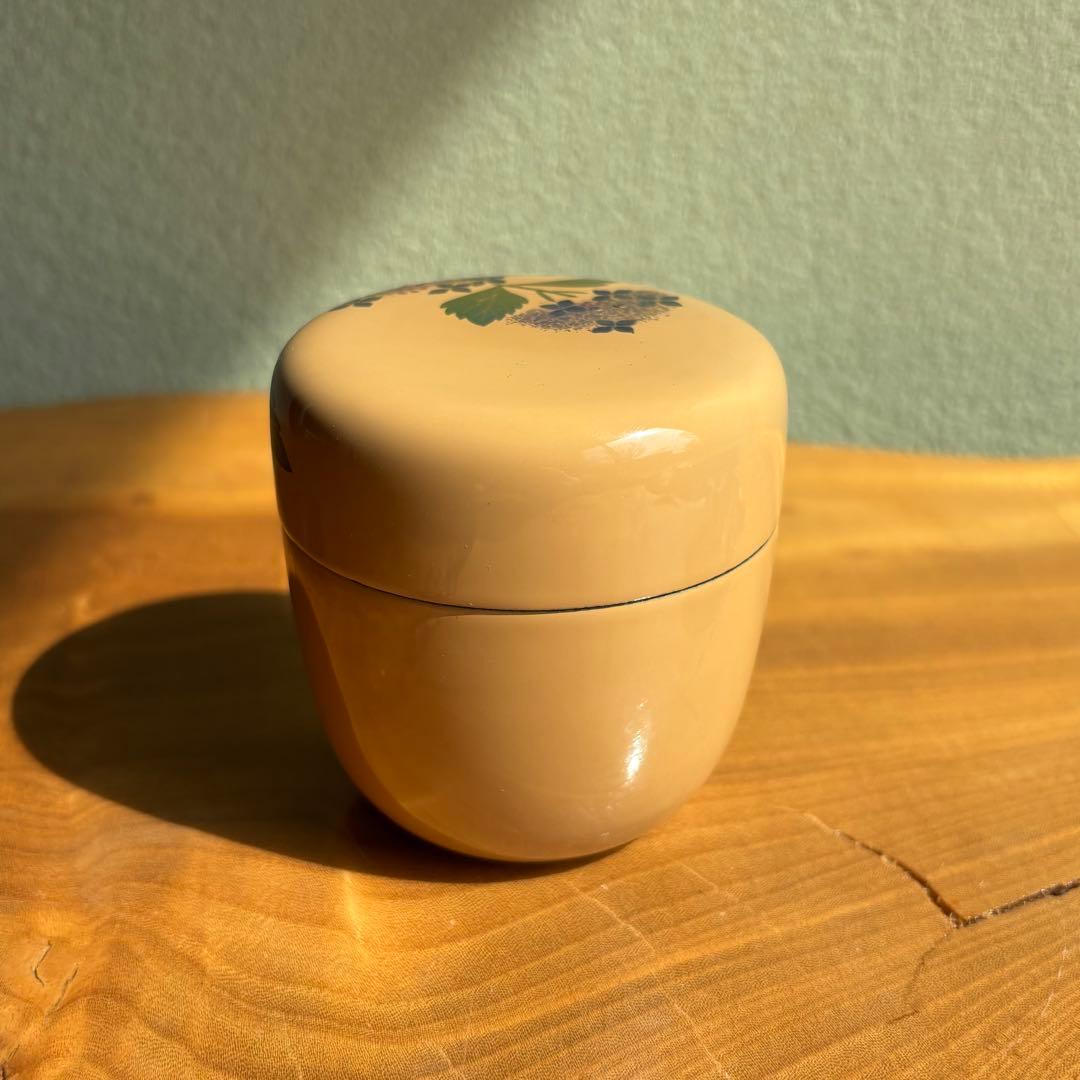 Wajima Lacquer Natsume Tea Caddy with Hydrangea Maki-e by Nakade Shohou — White Ground, Tomobako