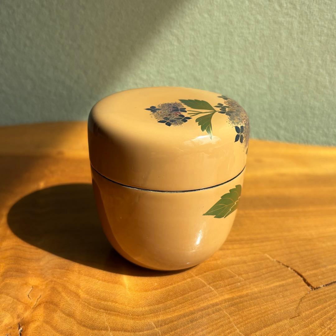 Wajima Lacquer Natsume Tea Caddy with Hydrangea Maki-e by Nakade Shohou — White Ground, Tomobako